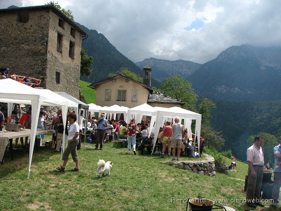 Pusdosso-Festadestate08 062.jpg - Tutti a tavola...